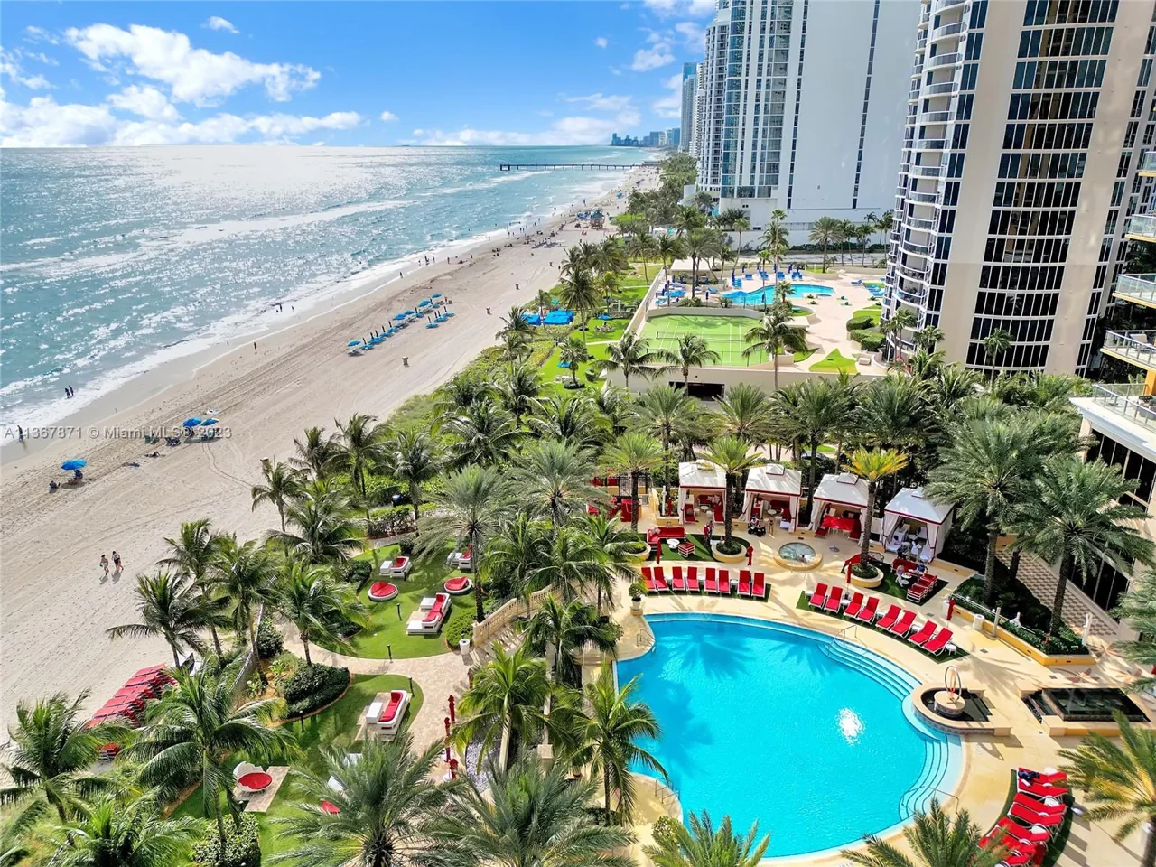 Vista Aérea de un Complejo de Playa en Las Mansiones de Acqualina
