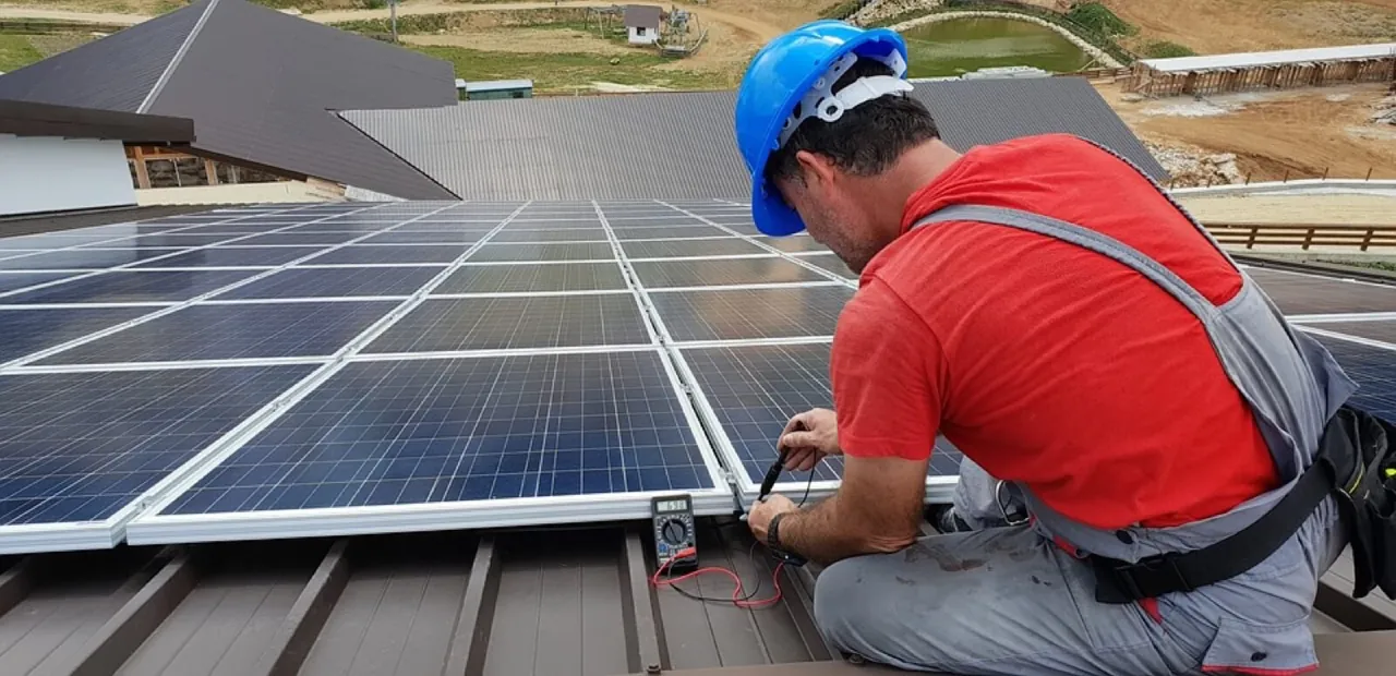 Специалист энергетической компании устанавливает солнечные панели