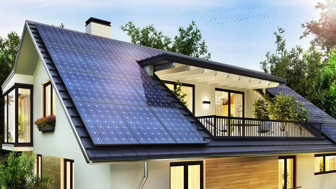 使用太阳能电池板的节能房屋